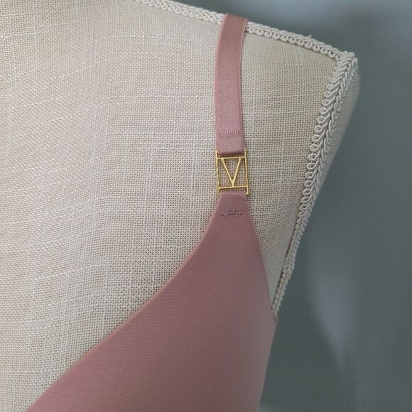 Victoria's Secret Uplift Plunge Bra Size 32DD - Picture 2 of 6